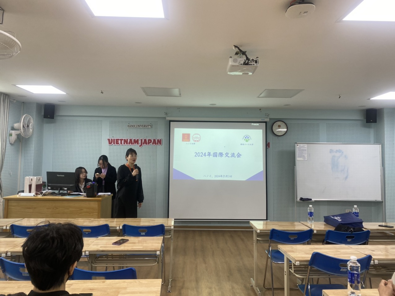 Cô Phạm Thu Hương – Giám đốc Trung tâm Ngôn ngữ - Văn hóa Nhật Bản và Phát triển hợp tác phát biểu khai mạc